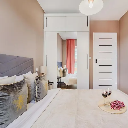 Charming Warsaw For 6 *